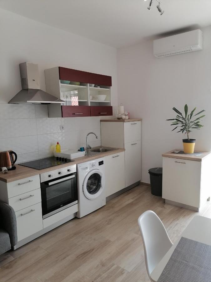 Kupus By Arena Apartment Pula Luaran gambar